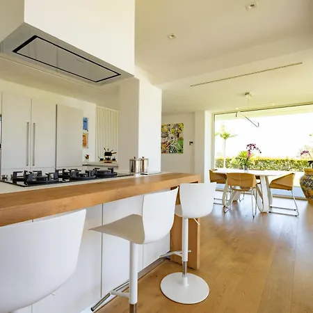 Luxury 3 Bed With Pool & Jacuzzi *