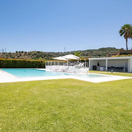 Luxury 3 Bed With Pool & Jacuzzi *