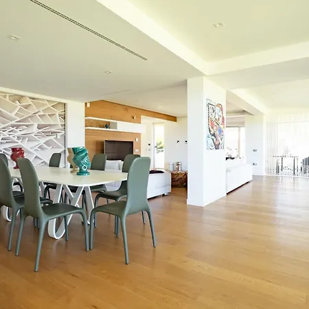 Luxury 3 Bed With Pool & Jacuzzi Villa *