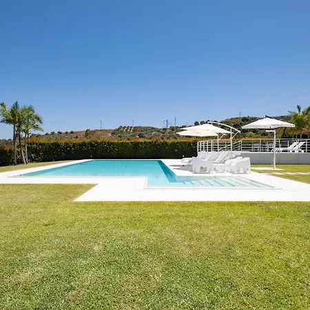 Luxury 3 Bed With Pool & Jacuzzi Villa