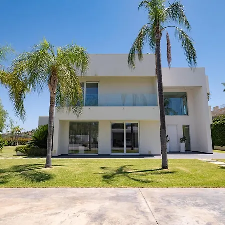 Luxury 3 Bed With Pool & Jacuzzi *