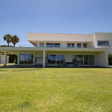 Luxury 3 Bed With Pool & Jacuzzi