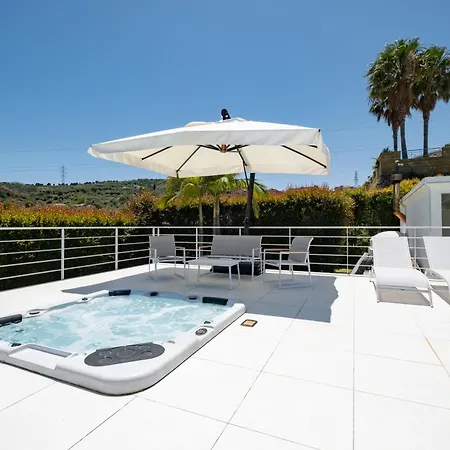 Luxury 3 Bed With Pool & Jacuzzi Villa *